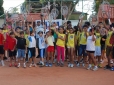 Crianças de escolas públicas jogam tênis em Teresina