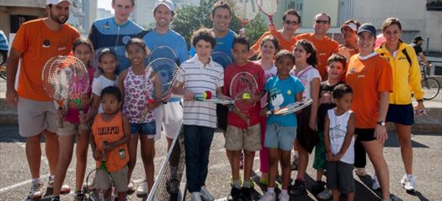 Crianças e adultos se divertem com tênis no Minhocão