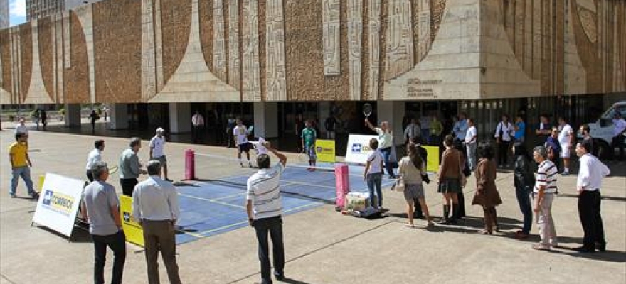 Tênis diverte público em frente aos Correios em Brasília