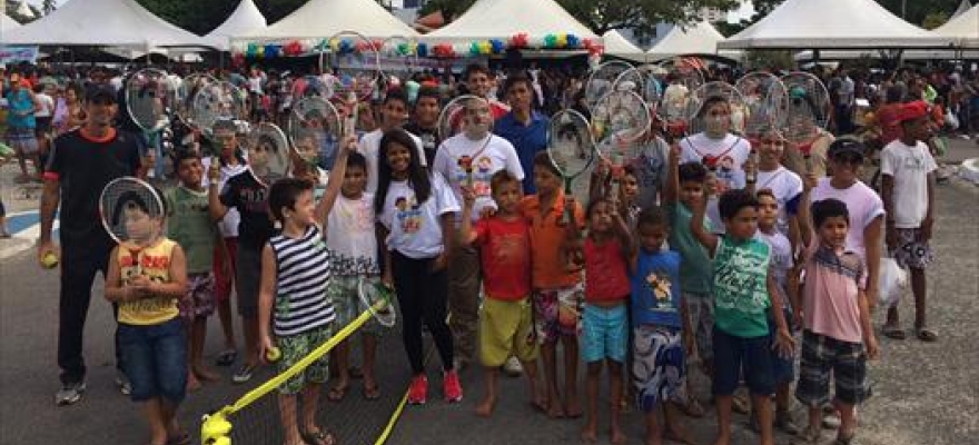 Cerca de 800 crianças brincam com tênis em João Pessoa