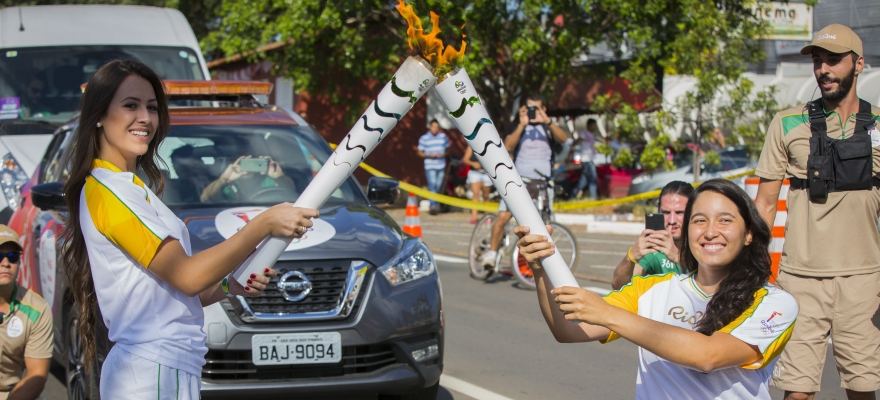 Natalia Mayara carrega tocha olímpica no primeiro dia do revezamento em Brasília