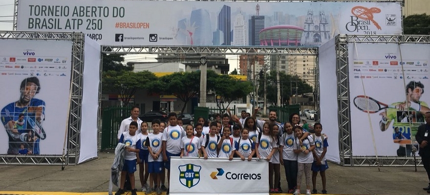 CBT/Correios viabilizam ida de jovens da Fundação Tênis ao Brasil Open