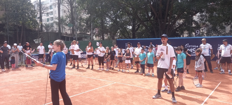 Programa Jogue Tênis nas Escolas da CBT reúne crianças no Festival Tennis Kids BRB em São Paulo